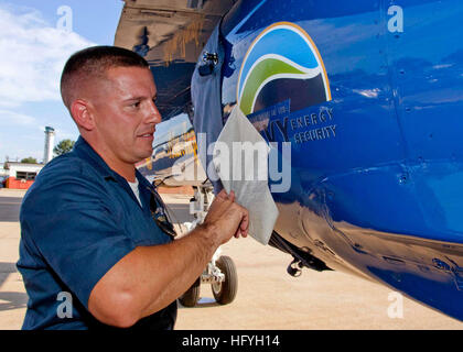 110831-N-DI587-003 NAVAL AIR STATION PATUXENT RIVER, Maryland (31. August 2011) Luftfahrt strukturelle Mechaniker 1. Klasse Chris Connolly, von Medford, N.Y., zugeordnet der US Navy Flug Demonstration Squadron, die Blue Angels gilt ein Navy "Energiesicherheit" Logo für ein Geschwader F/A-18. Die Blue Angels sollen fliegen, mit einer 50/50 Mischung aus Biokraftstoff Erdöl während der Naval Air Station Patuxent River Air Expo Sept. 3 und 4. (Foto: U.S. Navy Mass Communication Specialist 1. Klasse Rachel McMarr/freigegeben) US Navy 110831-N-DI587-003 A Sailor gilt ein Marine Energiesicherheit-Logo für einen blauen Engel Stockfoto