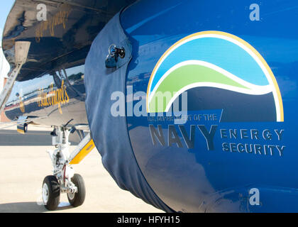 110831-N-DI587-004 NAVAL AIR STATION PATUXENT RIVER, Maryland (31. August 2011) zugewiesen US Navy Flight Demonstration Geschwader, die Blue Angels eine Marine "Energiesicherheit" Logo auf die Einnahme von einer F/A-18 Hornet angezeigt wird. Die Blue Angels sollen fliegen, mit einer 50/50 Mischung aus Biokraftstoff Erdöl während der Naval Air Station Patuxent River Air Expo Sept. 3 und 4. (Foto: U.S. Navy Mass Communication Specialist 1. Klasse Rachel McMarr/freigegeben) U.S. Marine 110831-N-DI587-004 A Marine Stockfoto