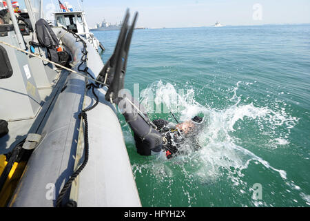 101130-N-6070S-120 MANAMA, Bahrain (30. November 2010) Navy Diver 1. Klasse Jason Peters, zugewiesen, Mobile Tauchen und Salvage Unit (MDSU) 2, führt einen Anti-Terror und Gewalt Schutz-Tauchgang. MDSU-2 wird als Teil des kombiniert Task Group 56,1 Unterstützung maritimer Sicherheitsoperationen und Sicherheitsbemühungen Zusammenarbeit Theater in den USA bereitgestellt 5. Flotte Aufgabengebiet. (Foto: U.S. Navy Mass Communication Specialist 2. Klasse Justin E. Stumberg/freigegeben) U.S. Navy 101130-N-6070S-120 Navy Diver 1. Klasse Jason Peters, Mobile Tauchen und Salvage Unit (MDSU) 2 zugewiesen Stockfoto