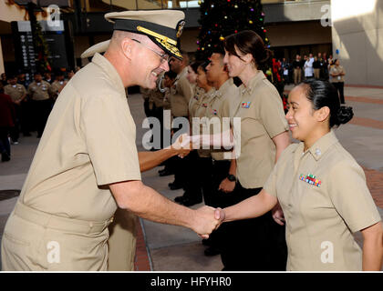 101210-N-7491B-028 SAN DIEGO (10. Dezember 2010) Rear Admiral C. Forrest Faison III, Commander Naval Medical Center San Diego, gratuliert Hospital Corpsman 1. Klasse Shirley Gomez auf ihre Förderung im Rahmen einer frocking Zeremonie am medical Center.  Ein hundert sechsundsiebzig Matrosen wurden während der Zeremonie, die nächste Gehaltsstufe vorgerückt. (Foto: U.S. Navy Masse Kommunikation Spezialist Seemann Joseph A. Boomhower/freigegeben) U.S. Navy 101210-N-7491B-028 Rear Admiral C. Forrest Faison III, Commander Naval Medical Center San Diego, gratuliert Hospital Corpsman 1. Klasse Stockfoto