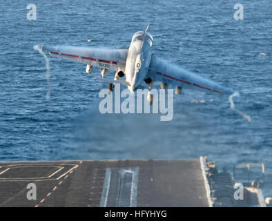 101213-N-7422B-440-Pazifik (13. Dezember 2010) startet eine EA-6 b Prowler zugewiesen, die Garudas von elektronischen Angriff Geschwader (VAQ) 134 aus dem Flugdeck der USS Carl Vinson (CVN-70). Carl Vinson und Carrier Air Wing (CVW) 17 Folgen einer westlichen Pazifischen Bereitstellung auf einer dreiwöchigen Composite training Einheit Übung. (Foto: U.S. Navy Masse Kommunikation Spezialist Seemann Zachary David Bell/freigegeben) UNS Marine 101213-N-7422B-440 startet eine EA-6 b Prowler aus dem Flugdeck der USS Carl Vinson (CVN-70) Stockfoto