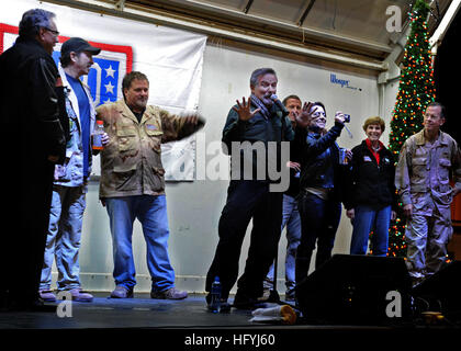 101217-N-6266K-252 BAHRAIN (17. Dezember 2010) Komiker Robin Williams ist auf der Bühne durch Kollegen United Service Organisationen (USO) Entertainer, Lewis Black, links, Kix Brooks, Bob Dipierno, Lance Armstrong, Kathleen Madigan, Deborah Mullen und ihr Ehemann, Vorsitzender der Joint Chiefs Of Staff Admiral Mike Mullen während einer USO Tour Performance verbunden. (Foto: U.S. Navy Mass Communication Specialist 1. Klasse Joshua Lee Kelsey/freigegeben) US Navy 101217-N-6266K-252 Omedian Robin Williams auf der Bühne Kollegen United Service Organizations, Entertainer und Vorsitzender des Joins gesellt sich Stockfoto