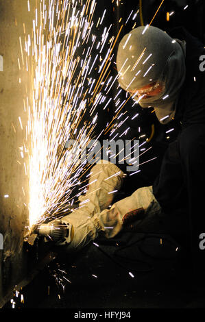 101220-N-8040H-058 Pazifik (20. Dezember 2010) Rumpf Wartung Techniker Feuerwehrmann Lehrling Anthony Fleeman schleift vor Gefahren für die Sicherheit im Hangar Bucht an Bord des Flugzeugträgers USS Carl Vinson (CVN-70). Carl Vinson und Carrier Air Wing (CVW) 17 sind auf einer dreiwöchigen zusammengesetzte Einheit Übung gefolgt von einer Bereitstellung in die USA 7. und USA 5. Flotte Aufgabenbereiche. (Foto: U.S. Navy Masse Kommunikation Spezialist Seemann Christopher K. Hwang/freigegeben) US Navy 101220-N-8040H-058 Rumpf Wartung Techniker Feuerwehrmann Lehrling Anthony Fleeman schleift sich Gefahren für die Sicherheit Stockfoto