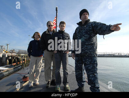 101229-N-7705S-014 NORFOLK, Virginia (29. Dezember 2010) Lt. CMdR Robert Webster, technischen Offizier an Bord der Los-Angeles-Klasse u-Boot USS Boise (SSN 764), erklärt der vorderen Oberseite Funktionen des Bootes, behilflicher Minister fuer Verteidigung für Landesverteidigung und Amerikas Sicherheit Angelegenheiten Paul N. Stockton und seinen beiden Kindern. Stockton machten einen kurzen Halt am Naval Station Norfolk, das Schiff zu sehen, bei einem Besuch in der Region Hampton Roads. (Foto: U.S. Navy Mass Communication Specialist 1. Klasse Todd A. Schaffer/freigegeben) UNS Marine 101229-N-7705S-014 Lt. CMdR Robert Webster, engineering Office Stockfoto