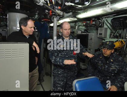 101229-N-7705S-040 NORFOLK, Virginia (29. Dezember 2010) Lt. CMdR Robert Webster, technischen Offizier an Bord der Los-Angeles-Klasse u-Boot USS Boise (SSN 764), erklärt der vorderen Oberseite Funktionen des Bootes, behilflicher Minister fuer Verteidigung für Landesverteidigung und Amerikas Sicherheit Angelegenheiten Paul N. Stockton und seinen beiden Kindern. Stockton machten einen kurzen Halt am Naval Station Norfolk, das Schiff zu sehen, bei einem Besuch in der Region Hampton Roads. (Foto: U.S. Navy Mass Communication Specialist 1. Klasse Todd A. Schaffer/freigegeben) UNS Marine 101229-N-7705S-040 Lt. CMdR Robert Webster, engineering Office Stockfoto