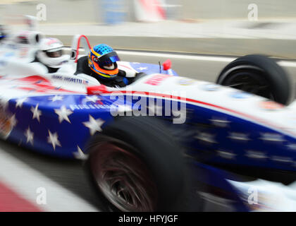 110116-N-6499D-230 SAKHIR, Bahrain (16. Januar 2011) Jeff Sinden, Fahrer und Mitinhaber von der modifizierten Dallara IZOD IndyCar Series zweisitzige Rennwagen, nimmt Mitglied militärisches Kommandant, Task Group (CTG) 56,1 auf eine Fahrt während der Indy 500 Centennial Tour Stop in Bahrain zugewiesen. Die 10-Tage-Goodwill-Tour bringen den 100. Jahrestag des Indianapolis 500, Servicemembers in Europa und im Nahen Osten eingesetzt. CTG 56,1 bietet Sicherheit auf See und Theater Kooperationen in den USA 5. Flotte Aufgabengebiet. (U.S. Navy Photo von Mass Communication Specialist Stockfoto