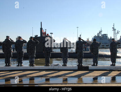 110121-N-7179M-038 NORFOLK (21. Januar 2011) der Los-Angeles-Klasse u-Boot USS Scranton (SSN-756) fährt Naval Station Norfolk für einen geplanten sechsmonatigen Einsatz als Segler zugewiesen der Los-Angeles-Klasse u-Boot USS Boise (SSN-764) machen einen letzten Gruß. Scranton setzt wo es der Chief of Naval Betrieb Meeresstrategie ausgeführt wird, bei der Unterstützung der nationalen Sicherheitsinteressen und maritimer Sicherheitsoperationen in den U.S. European Command Verantwortungsbereich. (Foto: U.S. Navy Mass Communication Specialist 2. Klasse Danna M. Morris/freigegeben) US Navy 110121-N-7 Stockfoto