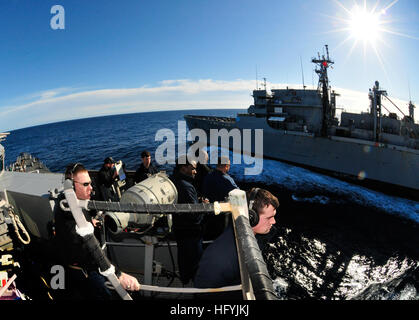 110122-N-9811S-055 Atlantik (22. Januar 2011) Segler auf der Brücke über den geführte Flugkörper-Zerstörer USS Barry (DDG-52) überwachen eine Betankung am Meer mit der Military Sealift Command schnell bekämpfen Unterstützung Schiff USNS Arctic (T-AOE-8). Barry ist als Teil der Enterprise Carrier Strike Group Unterstützung maritimer Sicherheitsoperationen und Sicherheitsbemühungen Zusammenarbeit Theater in der US-5. und 6. Flotte Zuständigkeitsbereiche bereitgestellt. (Foto: U.S. Navy Mass Communication Specialist 3. Klasse Jonathan Sunderman/freigegeben) UNS 110122-N-9811S-055 Marineseeleute auf der Brücke der geführte Raketen zerstören Stockfoto