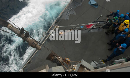 110126-N-9589S-112 Atlantik (26. Januar 2011) Seeleute an Bord der Arleigh-Burke-Klasse geführte Flugkörper Zerstörer USS Seezielflugkörper (DDG-103) führen eine Kraftstoffleitung während einer laufenden Nachschub. Seezielflugkörper führt ein Composite training Einheit Übung im Rahmen der George h.w. Bush Carrier Strike Group zur Vorbereitung eine baldige Entsendung. (Foto: U.S. Navy Mass Communication Specialist 3. Klasse Richard J. Stevens/freigegeben) U.S. Navy 110126-N-9589S-112 Seeleute an Bord der Arleigh-Burke-Klasse geführte Flugkörper Zerstörer USS Seezielflugkörper (DDG-103) führen eine Kraftstoffleitung während einer underw Stockfoto