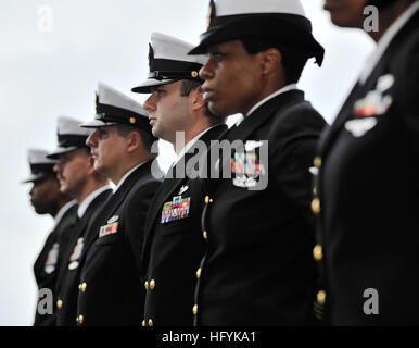 110206-N-6003P-086 Atlantik stehen (6. Februar 2011) Chief Petty Officers in Reihen, während eine Seebestattung für Marine Veteran Duane Howard McFarland an Bord des Flugzeugträgers USS Harry S. Truman (CVN-75). McFarland, der Steuermann auf der USS Sirius (AK 15) während des zweiten Weltkriegs war, 9. Oktober 2008 im Alter von 84 Jahren starb und wurde begraben am Meer von seinem Sohn, Chief Air Traffic Controller Jamey McFarland. Truman führt Operationen am Meer unterstützt E-2D Advanced Hawkeye Träger Eignungsprüfung. (Foto: U.S. Navy Mass Communication Specialist 2. Klasse Kilho Park/freigegeben) US Navy 11 Stockfoto