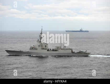 110206-N-3374C-209-Atlantik (6. Februar 2011) läuft die spanische Marine Fregatte SPS Almirante Juan de Borbon (F-102) mit dem Flugzeugträger USS George H.W. Bush (CVN-77), im Hintergrund. Almirante Juan de Borbon partizipiert an einem Composite training Einheit Übung mit George h. w. Bush Carrier Strike Group. (Foto: U.S. Navy Mass Communication Specialist 3. Klasse Tony Curtis/freigegeben) UNS Marine 110206-N-3374C-209 die spanische Fregatte SPS Almirante Juan de Borbon (F-102) im Gange mit dem Flugzeugträger USS George H.W. Bush ist Stockfoto