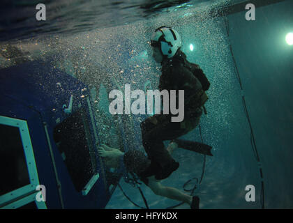 110210-N-1810F-317 JACKSONVILLE, Florida (10. Februar 2011) A Student Ausfahrten 9 6 Dunker während einer simulieren Flugzeuge Wasserlandung Übung der Luftfahrt Survival Training Center (ASTC) am Naval Air Station Jacksonville. Der ASTC bietet Kurse für Marine fliegenden Personal und arbeitet unter der Schirmherrschaft der Marine Medizin Support Command. (Foto: U.S. Navy Mass Communication Specialist 2. Klasse Todd Frantom/freigegeben) U.S. Navy 110210-N-1810F-317 A Student Ausfahrten 9 6 Dunker während einer simulieren Flugzeuge Wasserlandung Übung bei der Luftfahrt Survival Training Cente Stockfoto