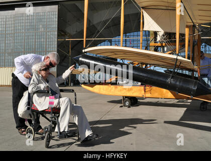 110211-N-2688M-013 SAN DIEGO (11. Februar 2011) Elizabeth Gordon Ellyson Carmichael, erreicht eine funktionale Nachbildung der Curtiss a-1 Dreiklang Wasserflugzeug zu berühren, als ihr Sohn, Michael Carmichael, ihrem Rollstuhl hält. Carmichael ist die Tochter von Lt. Theodore Gordon Ellyson, der Marine erste Pilot, der ein Curtiss a-1 Dreiklang, das erste Flugzeug gekauft von der Navy-100 Jahren flog. Mehrere Mitglieder der Familie Ellyson sind der Centennial of Naval Aviation Open House und Parade of Flight Veranstaltung am 12. Februar teilnehmen. Die Marine beobachtet die Centennial Naval Aviation mit einer Reihe von bundesweit ev Stockfoto