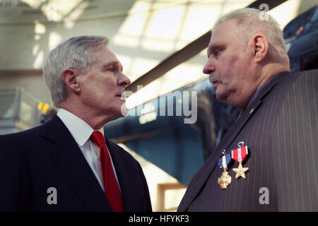 110211-M-3240B-184 QUANTICO, Virginia (11. Februar 2011) Secretary Of The Navy Ray Mabus spricht an neuen Marine-Kreuz Empfänger Ned Seath nach seiner Marine-Kreuz anheften Zeremonie. Das Navy Cross, die zweite höchste Auszeichnung für Tapferkeit für Marines, erhielt gut 45 Jahre nach seiner Handlungen in der Republik von Südvietnam, wo er ein Unternehmen der Marines von überrannt durch Einfallsreichtum und heroische Aktion gerettet.  (U.S. Marine Corps Foto von Lance Cpl. Christofer P. Baines/freigegeben) U.S. Navy 110211-M-3240B-184 Secretary Of The Navy Ray Mabus spricht an neuen Marine-Kreuz Empfänger Ned Seath nach seiner Marine-Kreuz-p Stockfoto