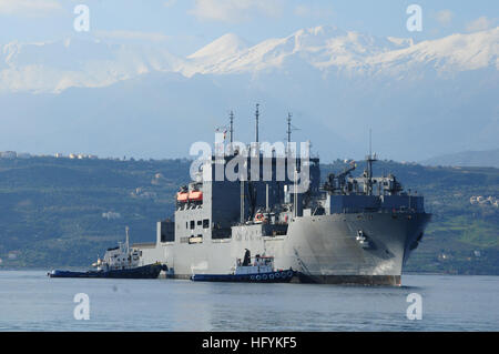 110211-N-M0201-070 SOUDA-Bucht, Griechenland (11. Februar 2011) The Military Sealift Command Trockenfracht und Munition Schiff USNS Lewis and Clark (T-AKE-1) führt eine Koje Verschiebung zum Tanken vor der Abreise Souda-Bucht nach ein routinemäßigen Hafen besuchen. Lewis und Clark ist einer der zehn Military Sealift Command Trockenfracht und Munition liefert eines der 41 Schiffe in der Naval Fleet Auxiliary Force. (US Navy Foto von Paul Farley/freigegeben) US Navy 110211-N-M0201-070 The Military Sealift Command Trockenfracht und Munition Schiff USNS Lewis und Clark (T-AKE-1) führt eine Verschiebung der Liegeplatz für ref Stockfoto