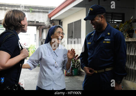 Chief Petty Officer Tshombe Harris, religiöse Programme-Spezialist, zugeordnet zu den USA 7. Flottenkommando Schiff USS Blue Ridge, spricht mit Andrea Lindgren, einem Auswärtigen Dienst Offizier der US-Botschaft in Manila, und Schwester Priscilla Ysaac, eine Nonne im Hospicio De San Jose, während eine Serviceaktivität Gemeinschaft. US Navy Personal haben im Hospicio De San Jose freiwillig für mehr als 100 Jahren. Blue Ridge dient unter Commander Expeditionary Strike Group 7/Task Force 76, der Marine nur vorwärts Amphibienverband bereitgestellt. USS Blue Ridge in Manila DVIDS369694 Stockfoto