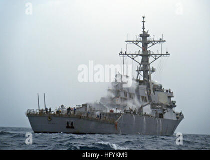 110215-N-XO436-093 Golf von ADEN (15. Februar 2011) die Arleigh-Burke-Klasse geführte Flugkörper Zerstörer USS Barry (DDG-52) führt eine Funktionsprüfung der Gegenmaßnahme Wash-down Sprinkleranlage. Die Gegenmaßnahme Wash-down System wäscht das äußere der Schiffe bei chemischen, biologischen oder radiologischen Kontamination. Barry ist auf eine routinemäßige Bereitstellung Gefahrenabwehr Operationen in den USA 5. Flotte Aufgabengebiet. (Foto: U.S. Navy Mass Communication Specialist 3. Klasse Jonathan Sunderman/freigegeben) US Navy 110215-N-XO436-093 die Arleigh Burke-Klasse geführte Flugkörper Familienbesuch Stockfoto