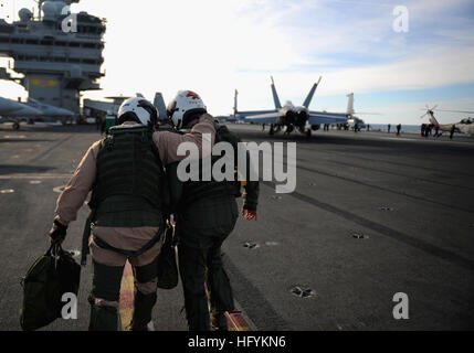 110202-N-YZ751-303 Atlantik (2. Februar 2011) Capt Chip Miller, Recht, Kommandant des Flugzeugträgers USS George H.W. Bush (CVN-77) und Captain Jeffery A. Davis, Kommandant des Carrier Air Wing (CVW) 8, zu Fuß auf dem Flugdeck. George H.W. Bush läuft im Atlantischen Ozean eine gemeinsame Task Force Übung durchführen. (Foto: U.S. Navy Mass Communication Specialist 3. Klasse Tony Curtis/freigegeben) UNS Marine 110202-N-YZ751-303 Capt Chip Miller, Recht, Kommandierender Offizier der Flugzeugträger USS George H.W. Bush (CVN-77) und Captain Jeffery A Stockfoto