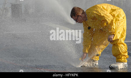 110216-N-5339K-048 Atlantik (16. Februar 2011) Schaden Controlman Feuerwehrmann Lehrling Brent Colyer Kontrollen pro Sprinkler während ein Test für die chemische, biologische und radiologische Gegenmaßnahme waschen unten System auf dem Vorschiff des Zerstörers USS Mitscher (DDG-57) geführte Flugkörper. Mitscher führt eine gemeinsame Task Force Übung im Rahmen von George h.w. Bush Carrier Strike Group. (Foto: U.S. Navy Masse Kommunikation Spezialist Seemann Deven B. King/freigegeben) US Navy 110216-N-5339K-048 Schaden Controlman Feuerwehrmann Lehrling Brent Colyer prüft eine Sprinkleranlage bei einem Test der chemischen, biol Stockfoto