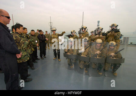 110223-N-5086M-104 HONG KONG (23. Februar 2011) SGT David Zimmerman, Mitte links, zugewiesen Flotte Anti-Terrorism Security Team (schnell) Pacific, erklärt Marinekorps Riot Control-Techniken während einer beruflichen Entwicklung Austausch an Bord den USA 7. Flottenkommando Schiff USS Blue Ridge (LCC-19) mit Mitgliedern der Flying Tigers aus Hong Kong Polizei-Abteilung spezielle Aufgaben Einheit. Blue Ridge führt eine Feder-Patrouille. (Foto: U.S. Navy Mass Communication Specialist 1. Klasse Greg Mitchell/freigegeben) US Navy 110223-N-5086M-104 SGT David Zimmerman, Mitte links, zugewiesen, Flotte Anti-Te Stockfoto