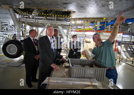 110224-N-5549O-057 CAPE CANAVERAL, Florida (24. Februar 2011) Secretary Of The Navy (SECNAV) steht die Honorable Ray Mabus unter dem Space Shuttle Atlantis während einer Tour durch die NASA Orbiter Processing Facility am Kennedy Space Center. (Foto: U.S. Navy Mass Communication Specialist 2. Klasse Kevin S. O'Brien/freigegeben) U.S. Navy 110224-N-5549O-057 Secretary Of The Navy (SECNAV) Honorable Ray Mabus unterhalb der Space steht shuttle Atlantis bei einem Rundgang durch die Stockfoto