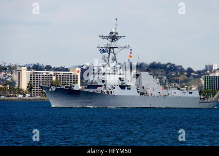 110228-N-ZC343-126 SAN DIEGO (28. Februar 2011) geführte Flugkörper Zerstörer USS Wayne E. Meyer (DDG-108)-Transite den Kanal von der San Diego Bay bis zum Pazifischen Ozean. (Foto: U.S. Navy Chief Masse Kommunikation Spezialist Joe Kane/freigegeben) US Navy 110228-N-ZC343-126 der geführte Flugkörper Zerstörer USS Wayne E. Meyer (DDG-108)-Transite den Kanal von der San Diego Bay bis zum Pazifischen Ozean Stockfoto