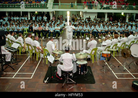 110228-N-CZ945-004 KOTA KINABALU, Malaysia (28. Februar 2011) The US 7. Flotte Band, Fernost-Edition, für mehr als 600 Studenten an der S.M. Tshung Tsin Sabah School durchführt. Die Band ist an Bord der USA begann 7. Flottenkommando Schiff USS Blue Ridge (LCC-19). Blue Ridge führt eine Feder-Patrouille. (Foto: U.S. Navy Mass Communication Specialist 2. Klasse Kenneth R. Hendrix/freigegeben) US Navy 110228-N-CZ945-004 den USA 7. Flotte Band, Fernost Edition führt für mehr als 600 Studenten an der S.M. Tshung Tsin Sabah School Stockfoto