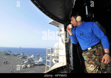 110306-N-3852A-011 RED SEA (6. März 2011) Aviation BoatswainÕs Mate (Handling) Airman Michael Lira kommuniziert mit dem ShipÕs Flugzeug Handhabung Offizier stehend schauen im Inneren der Insel Flugdeck an Bord des Flugzeugträgers USS Enterprise (CVN-65). Unternehmen und Carrier Air Wing (CVW) 1 sind auf eine routinemäßige Bereitstellung Gefahrenabwehr Operationen in den USA 5. Flotte Aufgabengebiet. (Foto: U.S. Navy Mass Communication Specialist 1. Klasse Rebekka Adler/freigegeben) US Navy 110306-N-3852A-011-Aviation Boatswain Mate (Handling) Flieger Michael Lira kommuniziert mit t Stockfoto