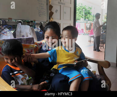 110308-N-0864H-332 KUALA LUMPUR, Malaysia (8. März 2011) Information Systems Technician 1. Klasse Charmaine Bacon, zugewiesen, das Personal an Bord der USA begann 7. Flottenkommando Schiff USS Blue Ridge (LCC-19), spielt mit Kindern während einer Community-Service-Event Rhumba Juara Boys Zuhause. Das Haus ist eine gemeinnützige Organisation für unterprivilegierte Kinder 3 bis 17 Jahre alt. (Foto: U.S. Navy Mass Communication Specialist 3. Klasse Fidel C. Hart/freigegeben) US Navy 110308-N-0864 H-332 Information Systems Technician 1. Klasse Charmaine Bacon spielt mit Kindern während einer Community-Service-Event bei R Stockfoto