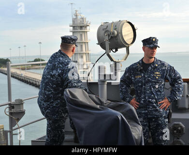 110312-N-0864H-289 Singapur (12. März 2011) Master Chief David Unnone, Command master Chief der US 7. Flotte Befehl Schiff USS Blue Ridge (LCC-19), links, und Lt. CMdR Kevin Ralston, das Schiff des Vorstands, Überwachen des Piers an Bord der Blue Ridge, wie das Schiff aus Singapur zieht. Blue Ridge verließ Singapur vorbereiten, wenn gerichtet, Erdbeben und Tsunami Entlastung Bemühungen in Japan zu unterstützen. (Foto: U.S. Navy Mass Communication Specialist 3. Klasse Fidel C. Hart-/Released) US Navy 110312-N-0864H-289 USS Blue Ridge reist nach Japan Stockfoto