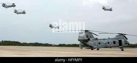 110312-M-5425B-002 MARINE CORPS AIR STATION FUTENMA, Okinawa (12. März 2011) CH-46E Sea Knight Hubschrauber zugewiesen, Marine Medium Helicopter Squadron (HMM) 265, Abfahrt zum Naval Air Facility Atsugi auf Festland Japan, um Hilfe zu leisten, nachdem ein Erdbeben der Stärke 8,9 und einem Tsunami Japan getroffen. Der Hubschrauber fliegt mehr als 1.000 Meilen über dem offenen Wasser mit Notfallausrüstung. (U.S. Marine Corps Foto von Lance Cpl. Dengrier Baez/freigegeben) US Navy 110312-M-5425B-002 CH-46E Sea Knight Hubschrauber zugewiesen, Marine Medium Helicopter Squadron (HMM) 265, Abfahrt zur Naval Air Facility Stockfoto