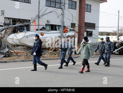 110314-N-MU720-041 MISAWA, Japan (14. März 2011) Masayoshi Sawaguchi, Direktor der Abteilung für Politik und Finanzen für Misawa Stadt führt Segler, Naval Air Facility Misawa auf einen Bereich in Misawa Hafen benötigen Aufräumarbeiten zugewiesen. Mehr als 90 Segler aus Naval Air Facility Misawa, Misawa Stadtangestellten und Mitglieder der Community helfen freiwillig beginnen zu bereinigen, nachdem ein Erdbeben und einen Tsunami. (Foto: U.S. Navy Mass Communication Specialist 2. Klasse Devon Dow/freigegeben) UNS Marine 110314-N-MU720-041 Masayoshi Sawaguchi, Direktor der Abteilung für Politik und Finanzen f Stockfoto