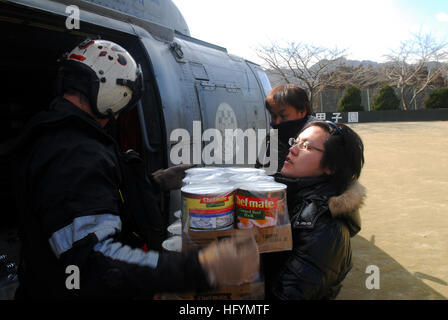 110318-N-SB672-691 SUKUISO, Japan (18. März 2011) Naval Air Crewman 2. Klasse Joseph Conant, von Santee, Kalifornien, gibt eine Japanerin in Dosen waren während einer Mission humanitärer Hilfe. Ronald Reagan Carrier Strike Group hat mehr als 100.000 Pfund Hilfsgüter ausgeliefert, seit dem Beginn der humanitäre Hilfseinsätze 13 März zur Unterstützung der Operation Tomodachi. (Foto: U.S. Navy Mass Communication Specialist 3. Klasse Dylan McCord/freigegeben) US Navy 110318-N-SB672-691 Naval Air Crewman 2. Klasse Joseph Conant, von Santee, Kalifornien, gibt eine Japanerin in Dosen waren Stockfoto