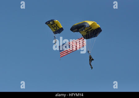 110319-N-3750S-227 AUSTIN, Texas (19. März 2011) Chief Special Warfare Operator (Siegel) Justin Gauny, links, und spezielle Kriegsführung-Operator 1. Klasse (Siegel) Jesaja Maring, beide zugewiesen, die US Navy Fallschirm Demo Team, die Frösche springen die amerikanische Flagge während der Star of Austin Fair und Rodeo als Teil von Austin Marine Woche bereitstellen. Unter ihm ist Marine-Wochen sind entworfen, um die Investition zu präsentieren, die Amerikaner haben in ihre Marine als globale Kraft für das gute und Sensibilisierung in den Städten, die keine bedeutende Navy Präsenz verfügen. (U.S. Navy Photo von Chief Mass Communication Specialist Stockfoto