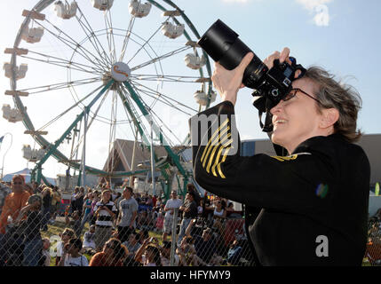 110319-N-5366T-018 AUSTIN, Texas (19. März 2011) Senior Chief Masse Kommunikation Spezialist Leslie Shively, zugeordnet der Marine Office Community Outreach, Fotos Mitglieder der US-Navy Fallschirm Demo Team, die Frösche springen, wie sie an die Star of Austin Fair and Rodeo in Austin Marine Woche durchführen. Marine Wochen sollen die Investition zu präsentieren, die Amerikaner haben in ihre Marine als globale Kraft für das gute und Sensibilisierung in den Städten, die keine bedeutende Navy Präsenz verfügen. (Foto: U.S. Navy Massenkommunikation 2. Klasse Michelle Turner/freigegeben) US Navy 110319- Stockfoto