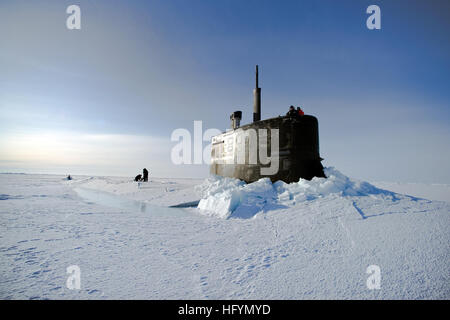 110319-N-UH963-293 NORDPOLARMEER (19. März 2011) Segler und Mitglieder der angewandte Physik Labor Ice Station klar Eis von der Luke der Seawolf-Klasse u-Boot USS Connecticut (SSN-22), wie es über dem Eis während der ICEX 2011 Oberflächen. (Foto: U.S. Navy Mass Communication Specialist 2. Klasse Kevin S. O'Brien/freigegeben) UNS 110319-N-UH963-293 Marineseeleute und Mitglieder der angewandte Physik Labor Ice Station klar, Eis von der Luke der USS Connecticut (SSN-22) Stockfoto
