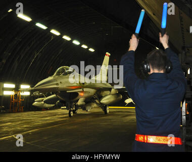 110320-F-NI989-135 SPANGDAHLEM AIR BASE, Deutschland (18. März 2011) A Crewchief von 52. Aircraft Maintenance Squadron Marschälle eine f-16 Fighting Falcon aus gehärteten Flugzeug Unterschlupf während einer gemeinsamen Task Force Odyssey Dawn-Mission. Gemeinsame Task Force Odyssey Dawn ist die US Africa Command-Task-Force gegründet, um operative und taktische Kommando und Kontrolle von US-Militär zwingt die internationale Reaktion auf die Unruhen in Libyen und Durchsetzung der Resolution 1973 des Sicherheitsrates der Vereinten Nationen zu unterstützen. (US Air Force Foto von Staff Sgt. Benjamin Wilson/freigegeben) US Navy 11 Stockfoto