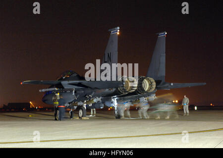 110320-F-6844O-086 ROYAL AIR FORCE Basis LAKENHEATH, England (20. März 2011) Betreuer aus der 48. Aircraft Maintenance Squadron machen Endkontrolle auf eine F-15E Strike Eagle vor der Abreise RAF Lakenheath, England.  Einheiten von der 48th Kämpfer-Flügel bereitgestellt zur Operation Odyssey Dawn Unterstützung. Gemeinsame Task Force Odyssey Dawn ist die US Africa Command-Task-Force gegründet, um operative und taktische Kommando und Kontrolle des US-Militärs Kräfte unterstützen die internationale Reaktion auf die Unruhen in Libyen und Durchsetzung der Vereinten Nationen Sicherheitsrat Auflösung (Resolution) 1973. (US Stockfoto