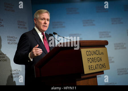 110328-N-UH963-053 NEW YORK (28. März 2011) Secretary Of The Navy (SECNAV) spricht die Honorable Ray Mabus vor dem Rat für auswärtige Beziehungen. Der Council on Foreign Relations ist eine unabhängige, überparteiliche Mitgliederorganisation, Think Tank und Herausgeber Verständnis der Welt besser begreifen, globale Trends und Ideen zur US-Außenpolitik gewidmet... (Foto: U.S. Navy Mass Communication Specialist 2. Klasse Kevin S. O'Brien/freigegeben) UNS Marine 110328-N-UH963-053 Secretary Of The Navy (SECNAV) spricht die Honorable Ray Mabus vor dem Rat für auswärtige Beziehungen Stockfoto