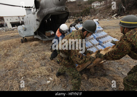 110320-M-HU778-217 NAVAL AIR FACILITY ATSUGI, Japan (20. März 2011) Sgt. Ryan M. James, hinten rechts, zugewiesen, Marine Medium Helicopter Squadron (HMM) 265, und Japan Self-Defense Force Soldat innen entladen Mineralwasser für japanische Bürger betroffen von dem Erdbeben und dem Tsunami von der Rückseite der CH-46E Sea Knight Helikopter. HMM-265 basiert auf der Marine Corps Air Station Futenma auf Okinawa, Japan, und leistet humanitären Hilfe als zur Unterstützung der Operation Tomodachi gerichtet. (U.S. Marine Corps Foto von Lance CPL Ethan Johnson/freigegeben) US Navy 110320-M-HU778-217 Sgt. Ryan M. Jam Stockfoto