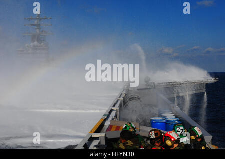 110323-N-UO379-006 Pazifik (23. März 2011) Matrosen und Marinesoldaten nehmen Sie Abdeckung von Tausenden Gallonen von wässrigen filmbildenden Schaumlösung während eine Gegenmaßnahme Anhaftungen an Bord des Flugzeugträgers USS Ronald Reagan (CVN-76). Ronald Reagan ist vor der Küste Japans Bereitstellung humanitärer Hilfe, wie zur Unterstützung der Operation Tomodachi verwiesen. (Foto: U.S. Navy Mass Communication Specialist 3. Klasse Alexander Tidd/freigegeben) US Navy 110323-N-UO379-006 Matrosen und Marinesoldaten gehen in Deckung aus Tausenden von Gallonen von wässrigen filmbildenden Schaumlösung während eine Gegenmaßnahme w Stockfoto