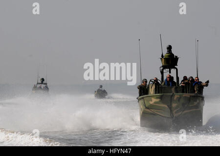 110322-N-YO394-022 CAMP LEJEUNE, North Carolina (22. März 2011) Segler Riverine Squadron (RIVRON) 3 und Marines von Royal niederländischen Marine Korps zugewiesen führen Open-Water-Transit in riverine Sturmboote und riverine Patrouillenboote während einer dreiwöchigen Kreuz-Übung zum Austausch von Taktiken und Fähigkeiten zu verfeinern. (Foto: U.S. Navy Mass Communication Specialist 2. Klasse Paul D. Williams/freigegeben) US Navy 110322-N-YO394-022 Segler zugewiesen, Riverine Squadron (RIVRON) 3 und Marines aus der Royal Netherlands Marine Corps Durchführung von offenen Gewässern Stockfoto