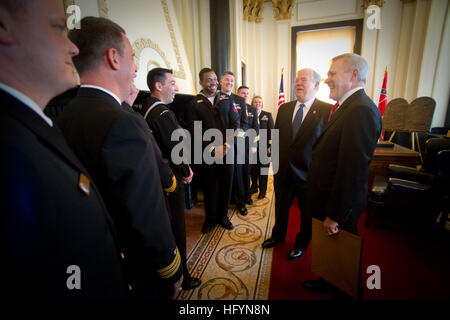 110324-N-UH963-047 JACKSON, Mississippi (24. März 2011) Secretary Of The Navy (SECNAV) die Honorable Ray Mabus, richtige und Mississippi Gouverneur Haley Barbour teilen einen lachen mit Seglern, die Virginia-Klasse u-Boot-Pre-Commissioning Unit (PCU) Mississippi (SSN-782) in das Mississippi State Capitol Building zugewiesen. Mabus ist in Mississippi zu Ehren und Mississippi Navy Woche zu feiern. Marine Wochen sollen Amerikaner zeigen die Investition, die Sie haben in ihrer Marine und Sensibilisierung in den Städten, die keine bedeutende Navy Präsenz verfügen. (U.S. Navy Photo von Mass Communication Specialist 2 Stockfoto