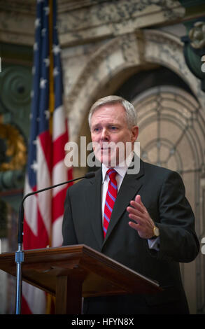 110324-N-UH963-157 JACKSON, Mississippi (24. März 2011) Secretary Of The Navy (SECNAV) spricht die Honorable Ray Mabus vor dem Senat von Mississippi State Capitol Building. Mabus ist in Mississippi zu Ehren und Mississippi Navy Woche zu feiern. Marine Wochen sollen Amerikaner zeigen die Investition, die Sie haben in ihrer Marine und Sensibilisierung in den Städten, die keine bedeutende Navy Präsenz verfügen. (Foto: U.S. Navy Mass Communication Specialist 2. Klasse Kevin S. O'Brien/freigegeben) UNS Marine 110324-N-UH963-157 Secretary Of The Navy (SECNAV) spricht die Honorable Ray Mabus vor der Missi Stockfoto