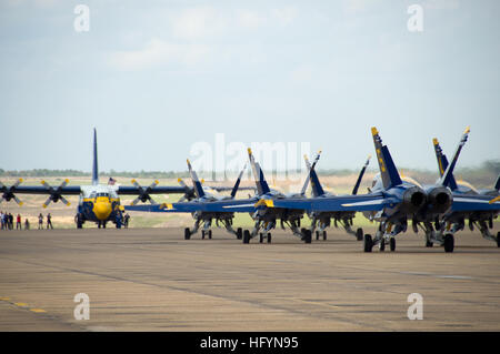 110324-N-RY232-008-MERIDIAN, Frl. (24. März 2011) Boeing F/A-18 Hornets zugewiesen der US Navy Flug Demonstration Squadron, die Blue Angels, taxi vorbei Fat Albert, eine c-130 Hercules bei Naval Air Station (NAS) Meridian. Die Blue Angels durchgeführt an NAS Meridian als Bestandteil der Turniersaison 2011. (Foto: U.S. Navy Mass Communication Specialist 3. Klasse Julia A. Casper/freigegeben) uns Marine 110324-N-RY232-008 Boeing F-A-18 Hornets taxi vorbei Fat Albert am Naval Air Station (NAS) Meridian Stockfoto