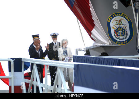 110326-N-3245F-007 PASCAGOULA, Mississippi (26. März 2011) Joyce Rumsfeld, Ehefrau des ehemaligen US-Verteidigungsminister Donald Rumsfeld, tauft die amphibious Transport Dock Schiff Pre-Commissioning Unit (PCU) Arlington (LPD 24) an Northrop Grumman Shipbuilding in Pascagoula, Mississippi Arlington ist die dritte San Antonio-Klasse-Schiff, das in Erinnerung an die Terroranschläge des 11. September 2001 benannt werden. USS New York (LPD-21) an die Marine geliefert wurde und Somerset (LPD 25) befindet sich im Aufbau. (Foto: U.S. Navy Mass Communication Specialist 2. Klasse Dale Patrick Frost/freigegeben) US Navy 110326-N-3245F Stockfoto