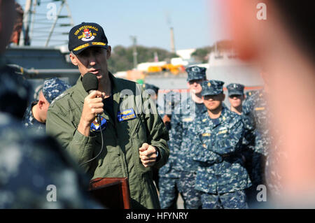 110405-N-WW409-231 YOKOSUKA, Japan (5. April 2011) Vice Admiral Scott Van Buskirk, Kommandeur der US-7. US-Flotte, spricht mit den Seeleuten an Bord der geführte Flugkörper-Zerstörer USS Fitzgerald (DDG-62). Schiffe in Yokosuka, besucht Matrosen zu danken für ihre Unterstützung bei der Bereitstellung von Katastrophenhilfe und humanitäre Hilfe für Japan zur Unterstützung der Operation Tomodachi Van Buskirk. (Foto: U.S. Navy Mass Communication Specialist 1. Klasse Jennifer A. Villalovos/freigegeben) US Navy 110405-N-WW409-231 Vize-Admiral Scott Van Buskirk, Kommandeur der US-7. US-Flotte, spricht mit den Seeleuten an Bord geführte Raketen zerstören Stockfoto