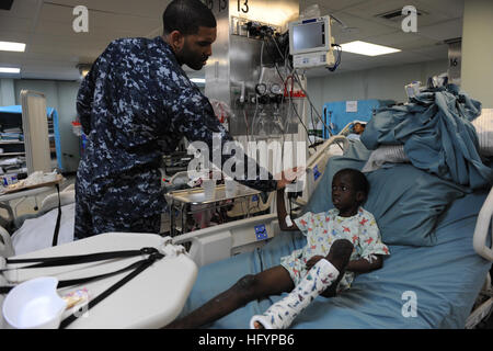 110417-F-NJ219-320 KINGSTON, Jamaika (17. April 2011) Hospital Corpsman 3. Klasse Lamonte Hammond aus MD., Hallo-Fives ein jamaikanischer junge nach seiner Physiotherapie Behandlung an Bord das Military Sealift Command Krankenhaus Schiff USNS Comfort (T-AH 20) während der anhaltenden Versprechen 2011 (CP11). CP11 ist ein fünfmonatiges humanitäre Hilfsmission, Karibik, Mittel- und Südamerika. (US Air Force Foto von Staff Sgt. Courtney Richardson/freigegeben) US Navy 110417-F-NJ219-320 Hospital Corpsman 3. Klasse Lamonte Hammond Hallo-Fives ein jamaikanischer junge nach seiner Physiotherapie Behandlung an Bord USNS Com Stockfoto