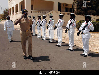 110421-N-HI707-189 DAKAR, Senegal (21. April 2011) CMdR Darryl Brown, Kommandierender Offizier der geführte Raketen Fregatte USS Robert G. Bradley (FFG-49), salutiert senegalesischen Matrosen während eines Anrufs Büro mit senegalesischen militärischen Führungskräften im Rahmen der Partnerschaft Station West Afrika. Afrika-Partnerschaft-Station ist eine internationale Zusammenarbeit Sicherheitsinitiative zur Stärkung der globalen maritimen Partnerschaften durch Schulungen und gemeinsame Aktivitäten zur Verbesserung der Sicherheit im Seeverkehr und Sicherheit in Afrika. (Foto: U.S. Navy Mass Communication Specialist 1. Klasse Darryl Wood/freigegeben) US-Na Stockfoto