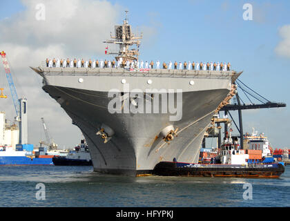 110425-N-PS473-032 PORT EVERGLADES, Florida (25. April 2011) Matrosen und Marinesoldaten an Bord der amphibischen Angriff Schiff USS Iwo Jima (LHD-7) Mann die Schienen, wie das Schiff für den Start der Fleet Week Port Everglades 2011 kommt. Mehr als 2.500 Segler, Marines und Küste Gardisten nehmen an dieser South Florida Tradition ehrt die Meer-Dienste und Aufbau von Beziehungen durch Gemeinschaft Öffentlichkeitsarbeit und Sensibilisierung der Marine Services. (Foto: U.S. Navy Mass Communication Specialist 2. Klasse Eric Garst/freigegeben) UNS, Marine-110425-N-PS473-032-Matrosen und Marinesoldaten an Bord der amphibischen assa Stockfoto